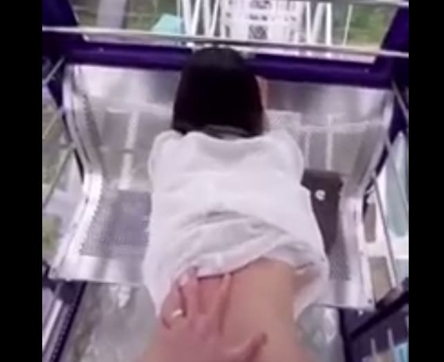 Chịch em người yêu khi đang chơi trên vòng quay