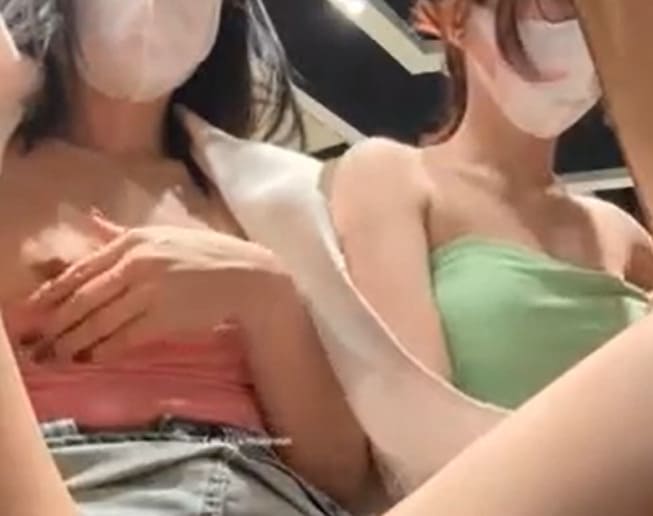 Clip sex 2 em gái xinh vào WC siêu thị thủ dâm