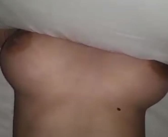 Clip sex đụ em gái vú to lấy gối che mặt lại vì ngại