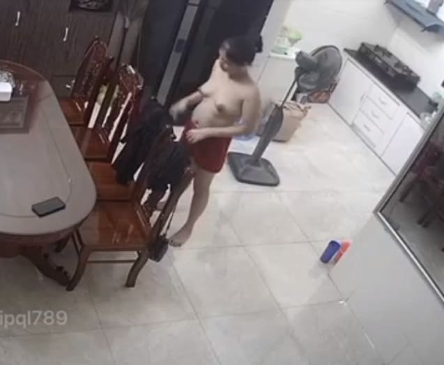 Clip sex chồng đi làm check cam thấy vợ thay đồ tùy tiện