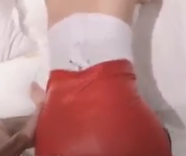 Clip sex chịch em hàng mặc váy ngắn mang tấc lưới