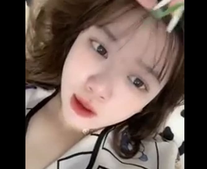 Em gái xinh xắn show vú quay lồn đang nứng chảy nước
