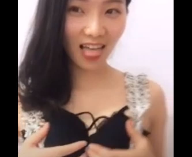 Em gái xinh show hàng cỡi hết đồ nhìn cực nứng